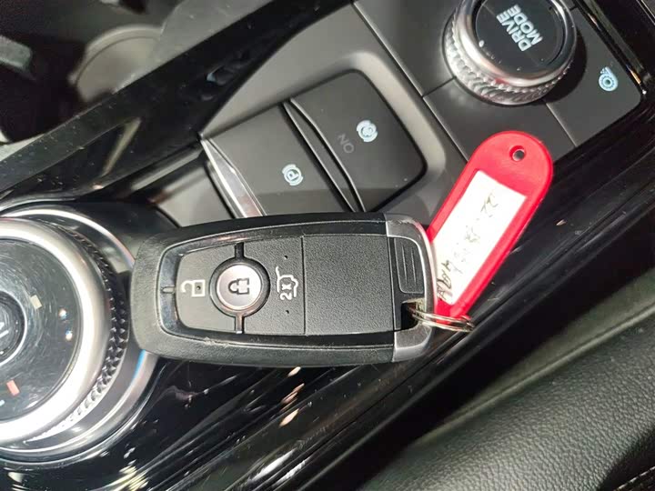 Фото 9 - Ford Explorer