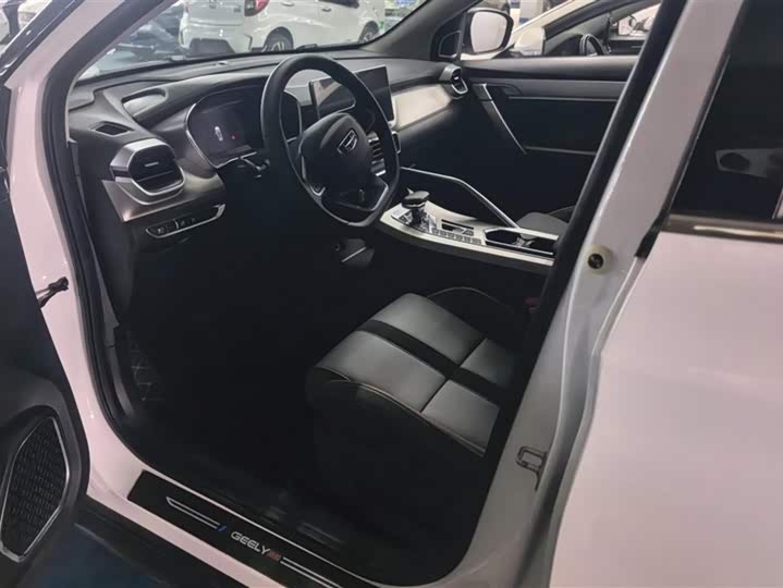 Фото 9 - Geely Coolray