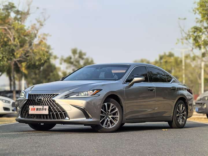 Фото 1 - Lexus ES