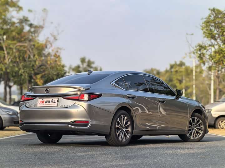 Фото 3 - Lexus ES