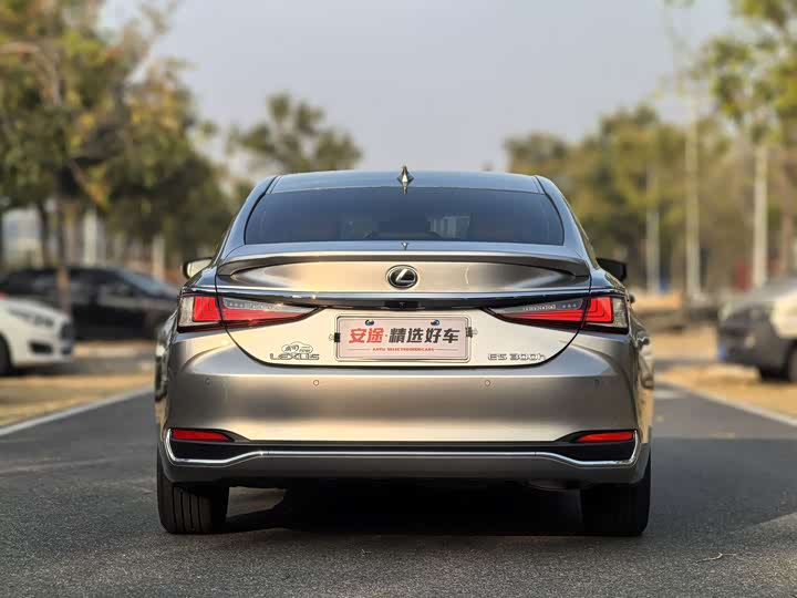 Фото 4 - Lexus ES