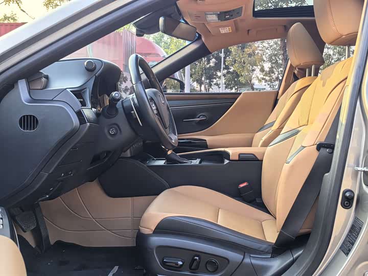 Фото 7 - Lexus ES