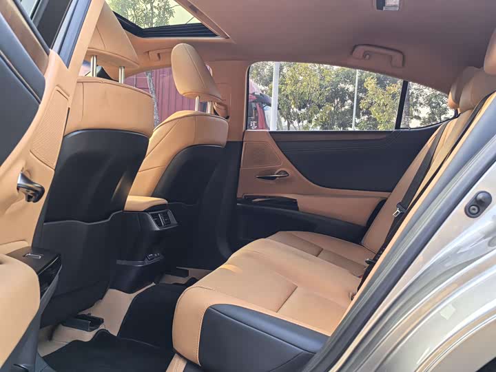 Фото 8 - Lexus ES