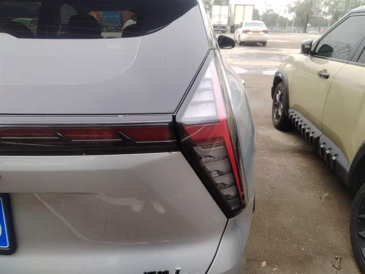 Фото 8 - Geely Atlas L