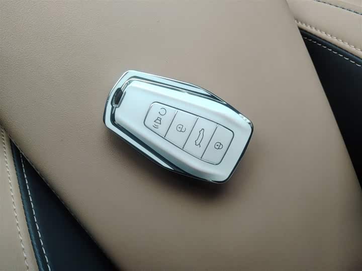 Фото 9 - Geely Atlas L