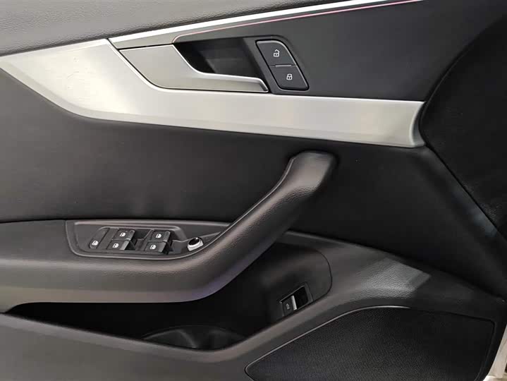 Фото 9 - Audi A4L