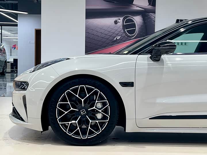 Фото 3 - Zeekr 001