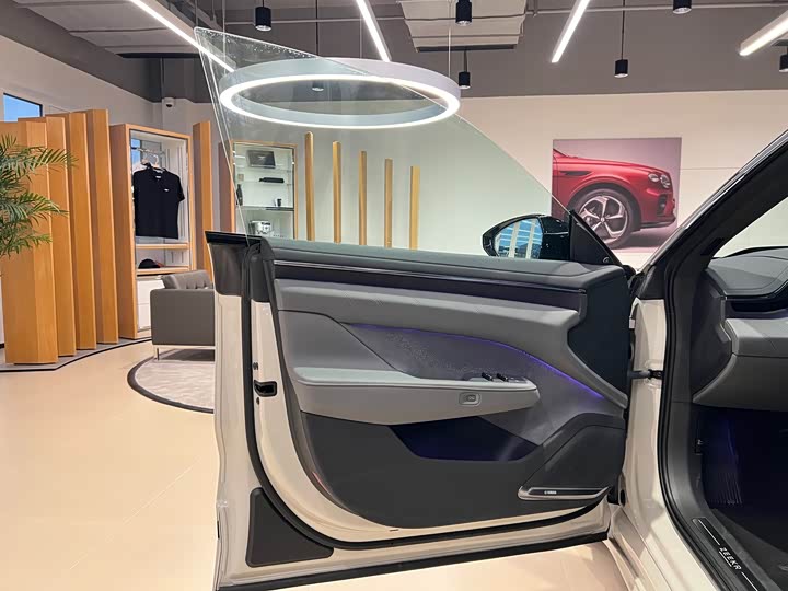 Фото 7 - Zeekr 001