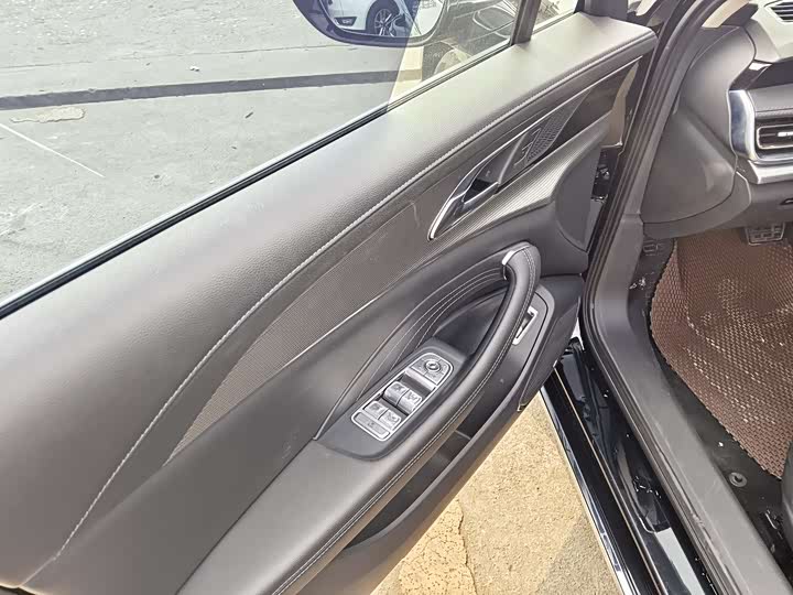 Фото 7 - Hongqi H5