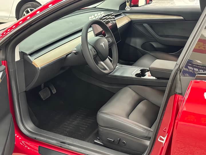 Фото 3 - Tesla Model 3