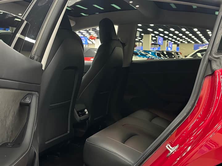 Фото 6 - Tesla Model 3