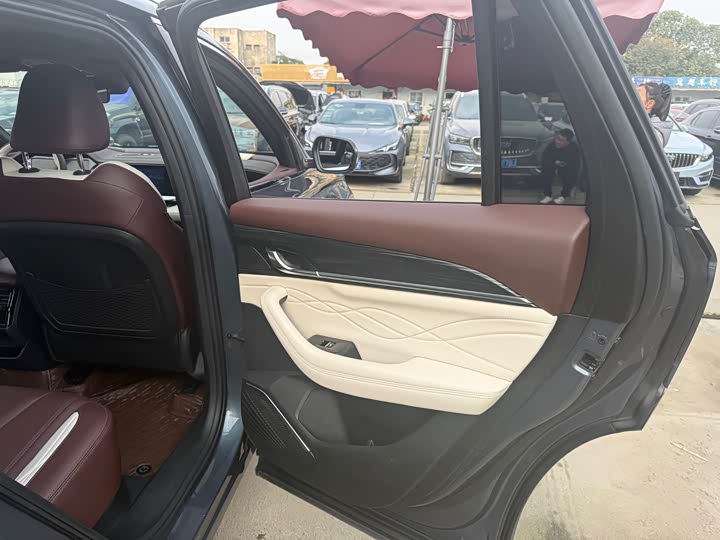 Фото 8 - Geely Monjaro