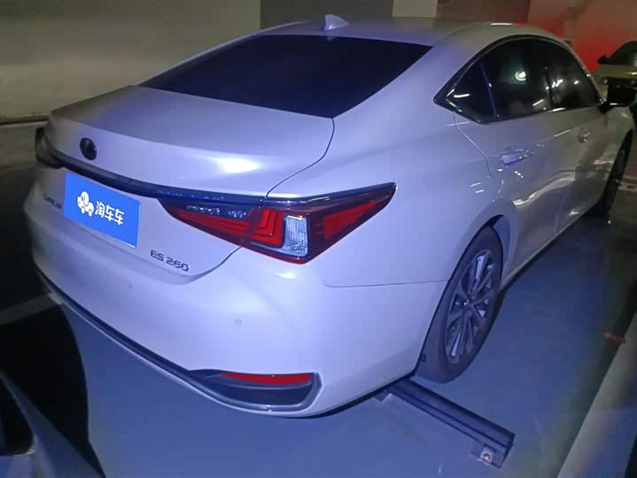 Фото 3 - Lexus ES