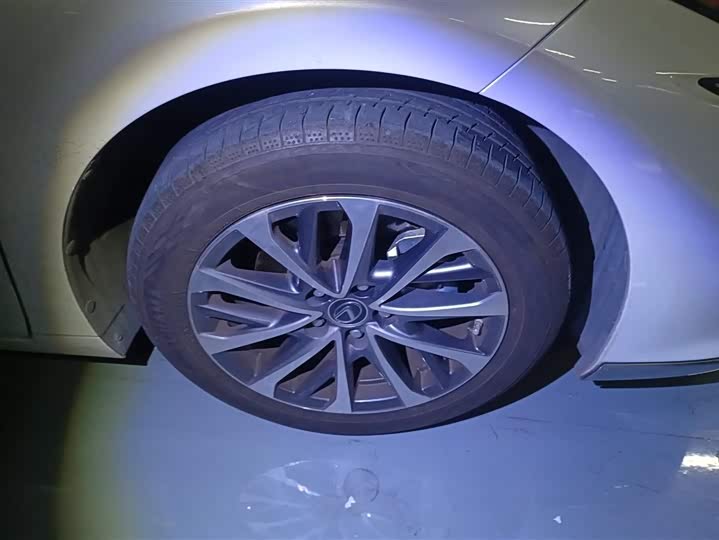 Фото 6 - Lexus ES