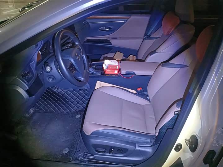 Фото 9 - Lexus ES