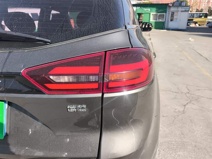 Фото 8 - Geely Atlas