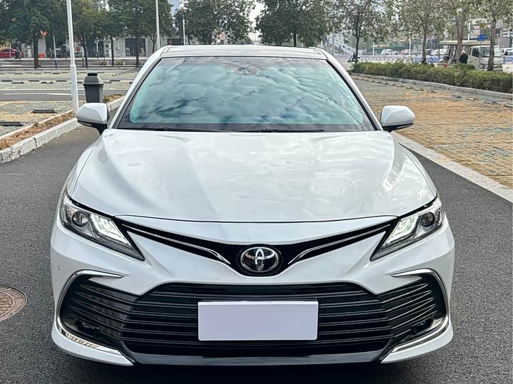 Фото 2 - Toyota Camry