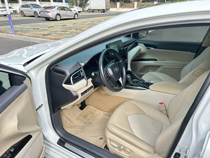 Фото 4 - Toyota Camry