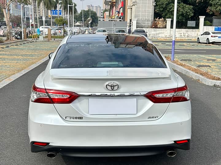 Фото 8 - Toyota Camry