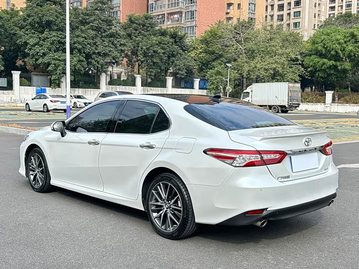 Фото 9 - Toyota Camry