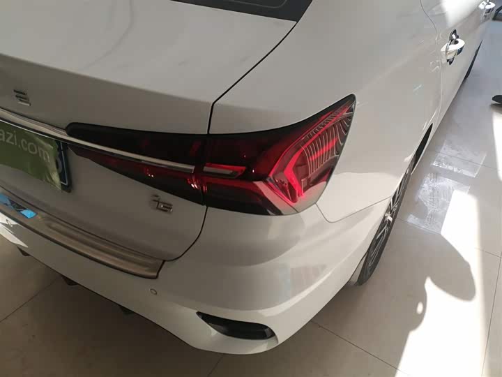 Фото 8 - Roewe i5