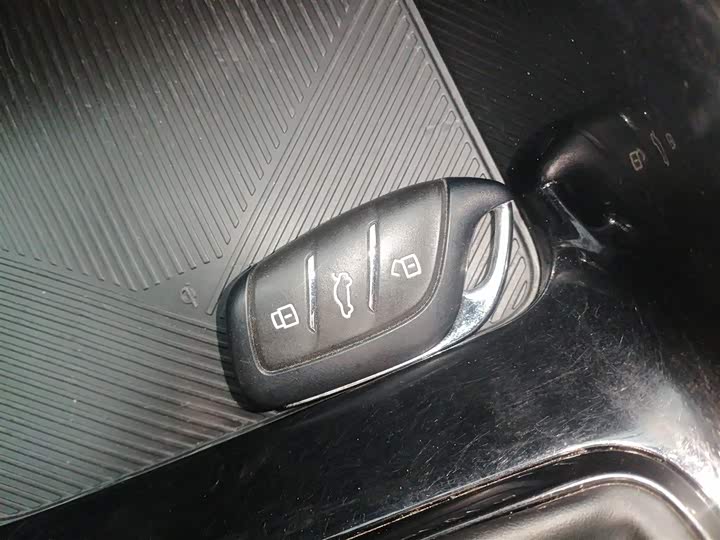 Фото 9 - Roewe i5