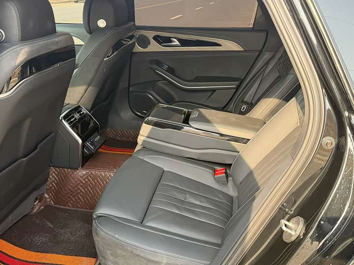 Фото 9 - Hongqi H9