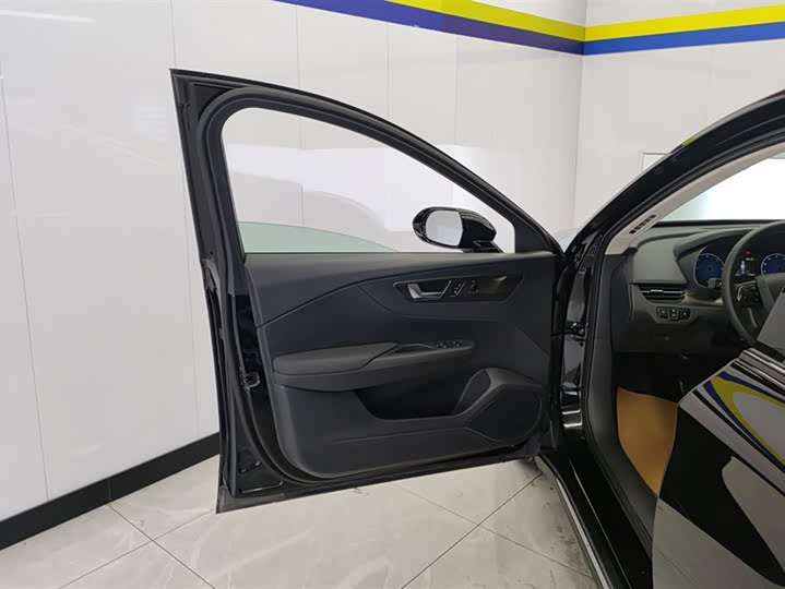 Фото 7 - Hongqi E-QM5