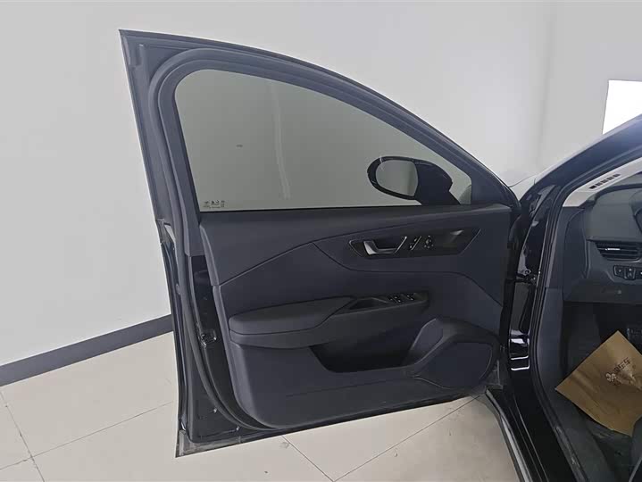 Фото 7 - Hongqi E-QM5