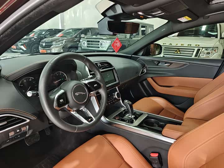 Фото 7 - Jaguar XE L