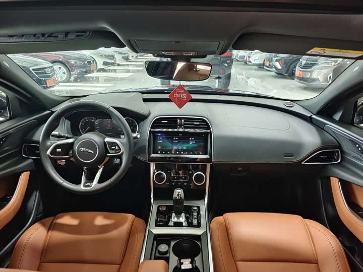 Фото 8 - Jaguar XE L