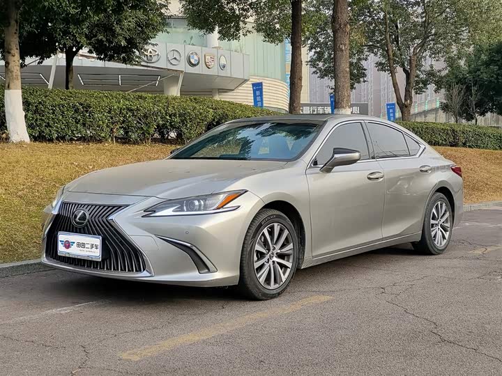 Фото 1 - Lexus ES