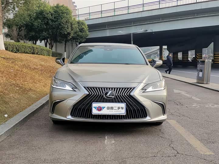 Фото 2 - Lexus ES