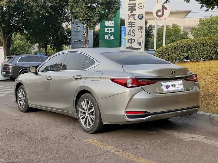 Фото 4 - Lexus ES