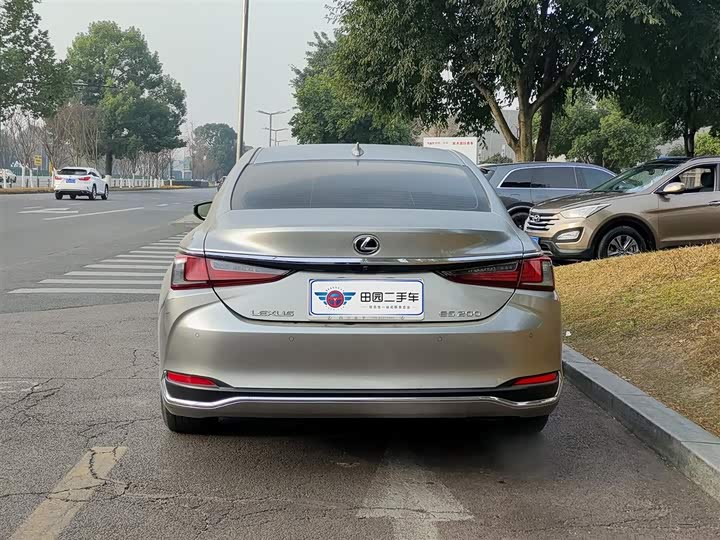 Фото 5 - Lexus ES