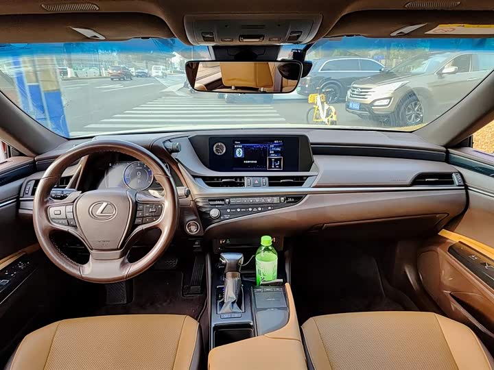 Фото 6 - Lexus ES