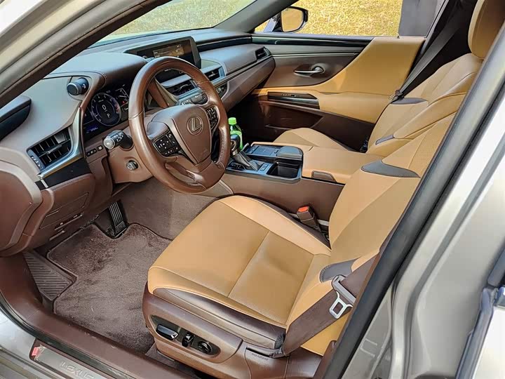 Фото 7 - Lexus ES