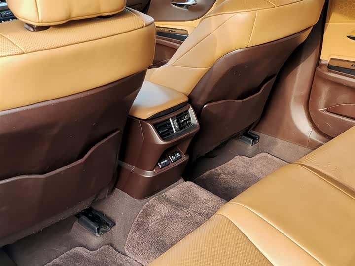 Фото 9 - Lexus ES