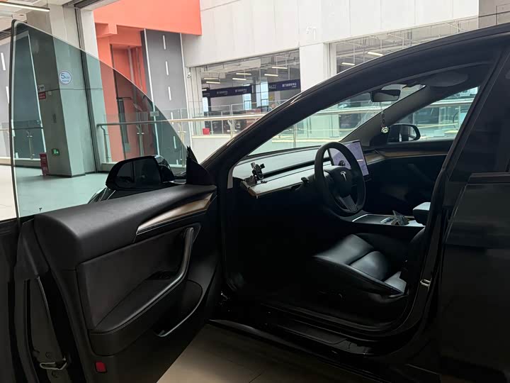 Фото 4 - Tesla Model 3