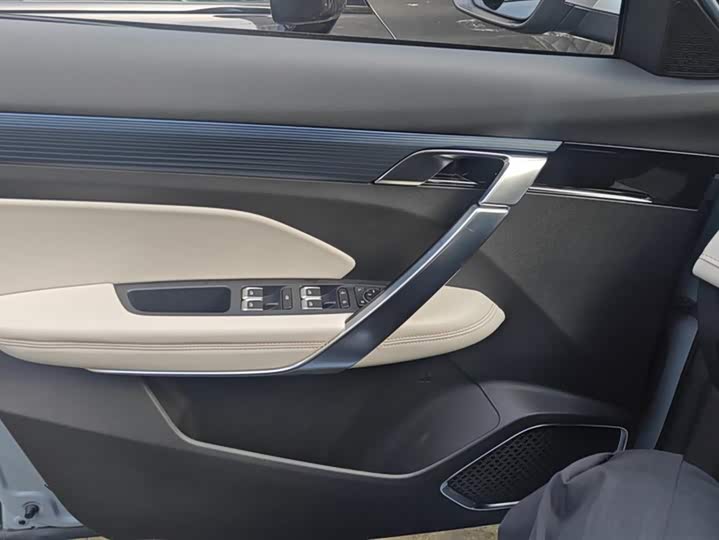 Фото 7 - Geely Atlas