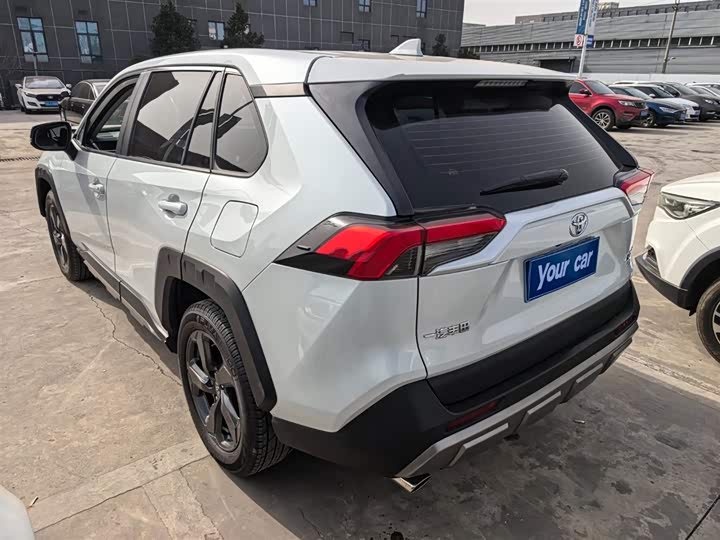 Фото 4 - Toyota RAV4