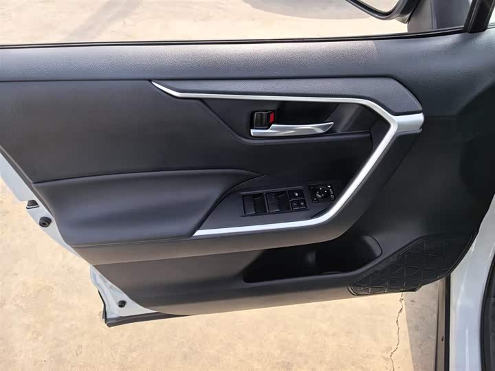 Фото 9 - Toyota RAV4