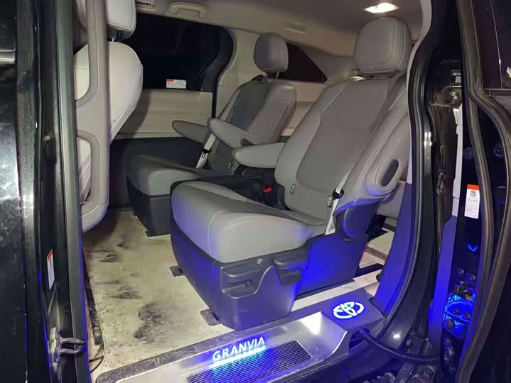 Фото 8 - Toyota Granvia