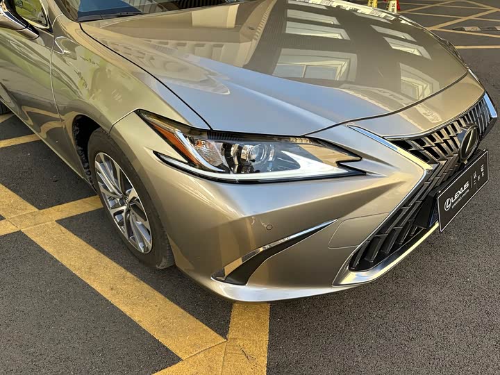 Фото 3 - Lexus ES