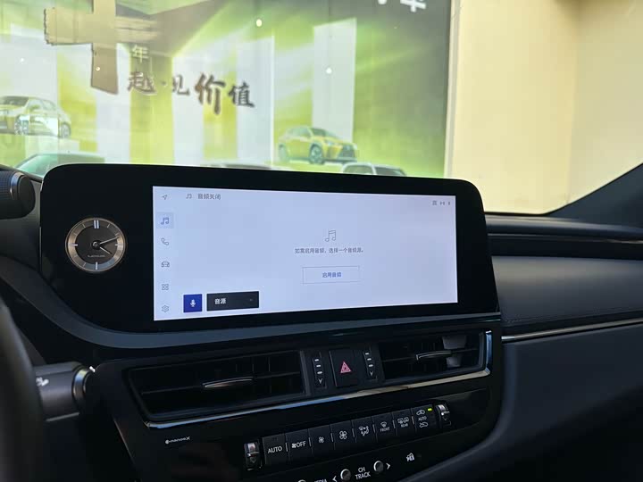 Фото 9 - Lexus ES