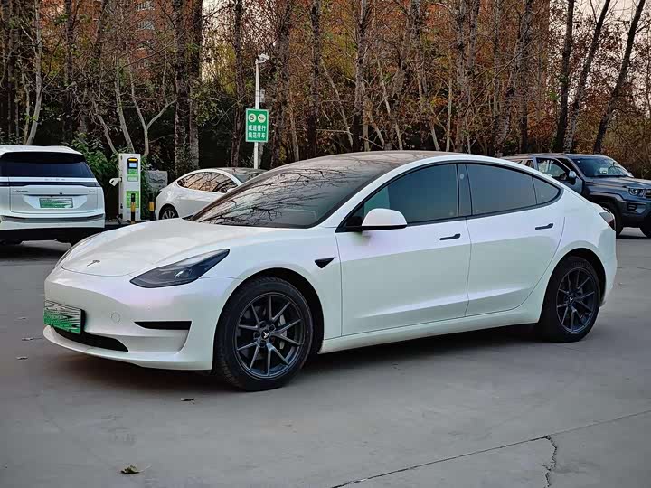 Фото 1 - Tesla Model 3