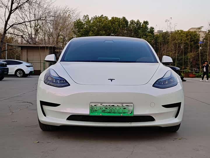 Фото 2 - Tesla Model 3