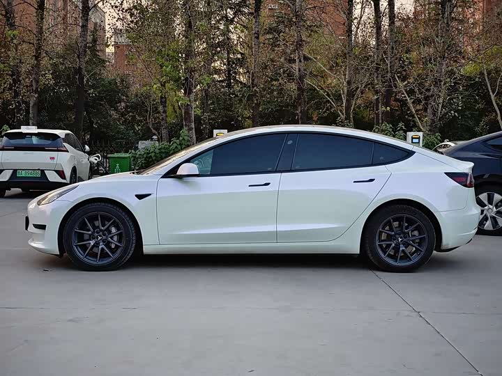 Фото 4 - Tesla Model 3