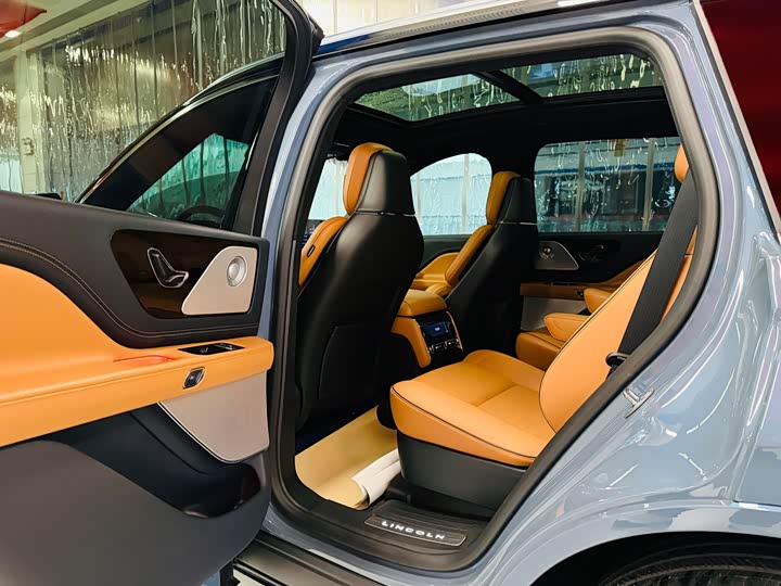 Фото 9 - Lincoln Aviator