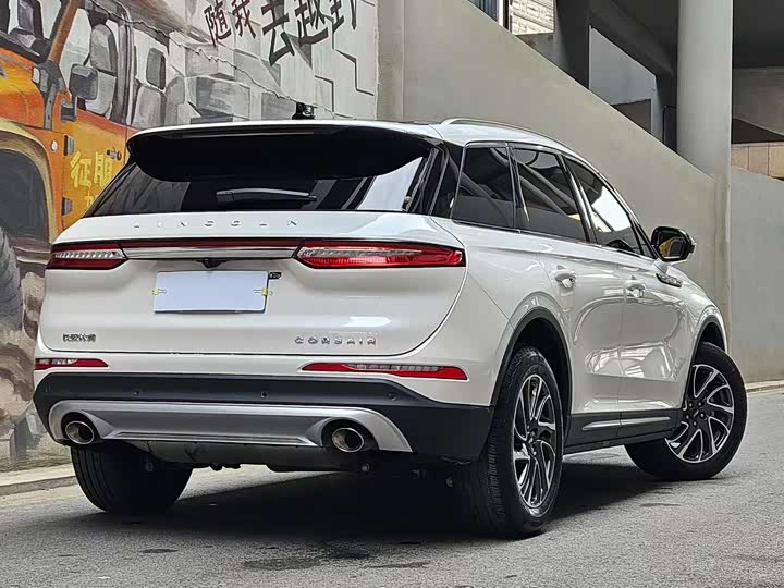 Фото 2 - Lincoln Corsair